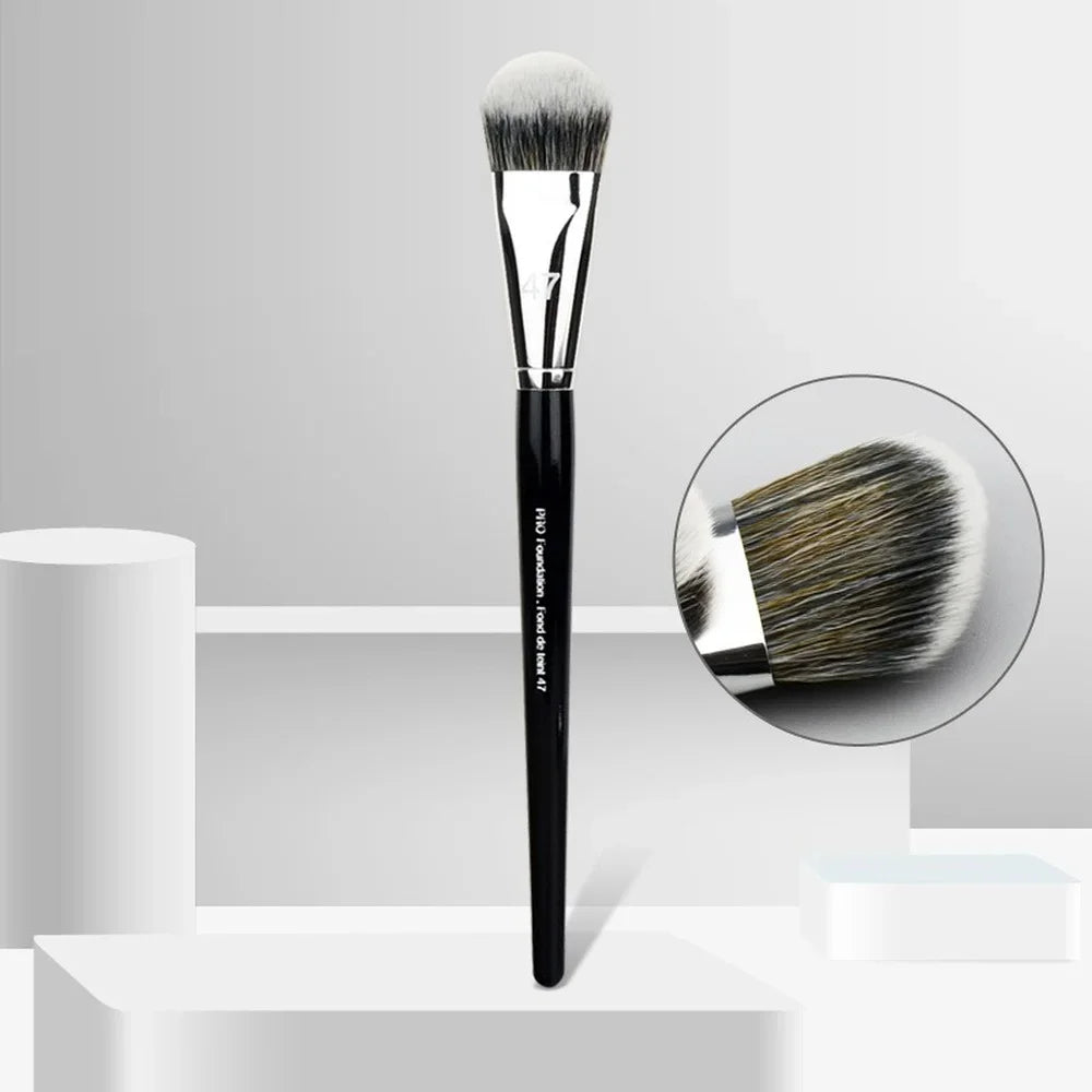 Pro Foundation Brush 47 – Flawless Base